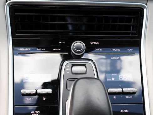 Used 2018 Porsche Panamera w/ Premium Package image 32