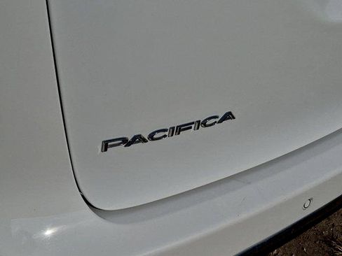Used 2023 Chrysler Pacifica Touring-L FWD image 30