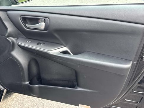Used 2016 Toyota Camry SE w/ Moonroof Package FWD image 27