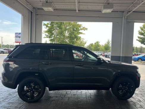 New 2025 Jeep Grand Cherokee Altitude image 8