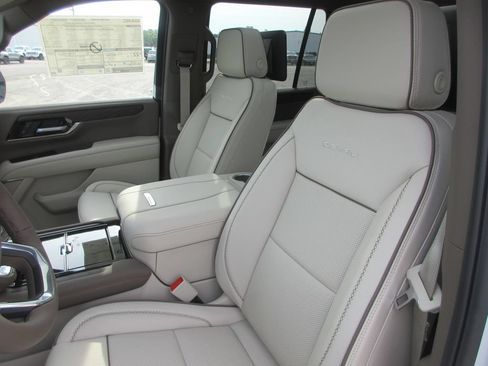 New 2026 GMC Yukon Denali w/ Denali Reserve Package AWD/4WD image 11