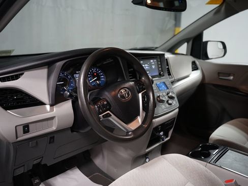 Used 2020 Toyota Sienna LE FWD image 19