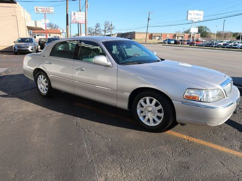 Used 2010 Lincoln Town Car Signature Limited image 2