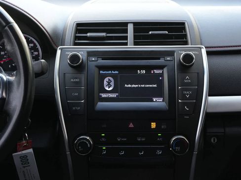 Used 2016 Toyota Camry SE image 11