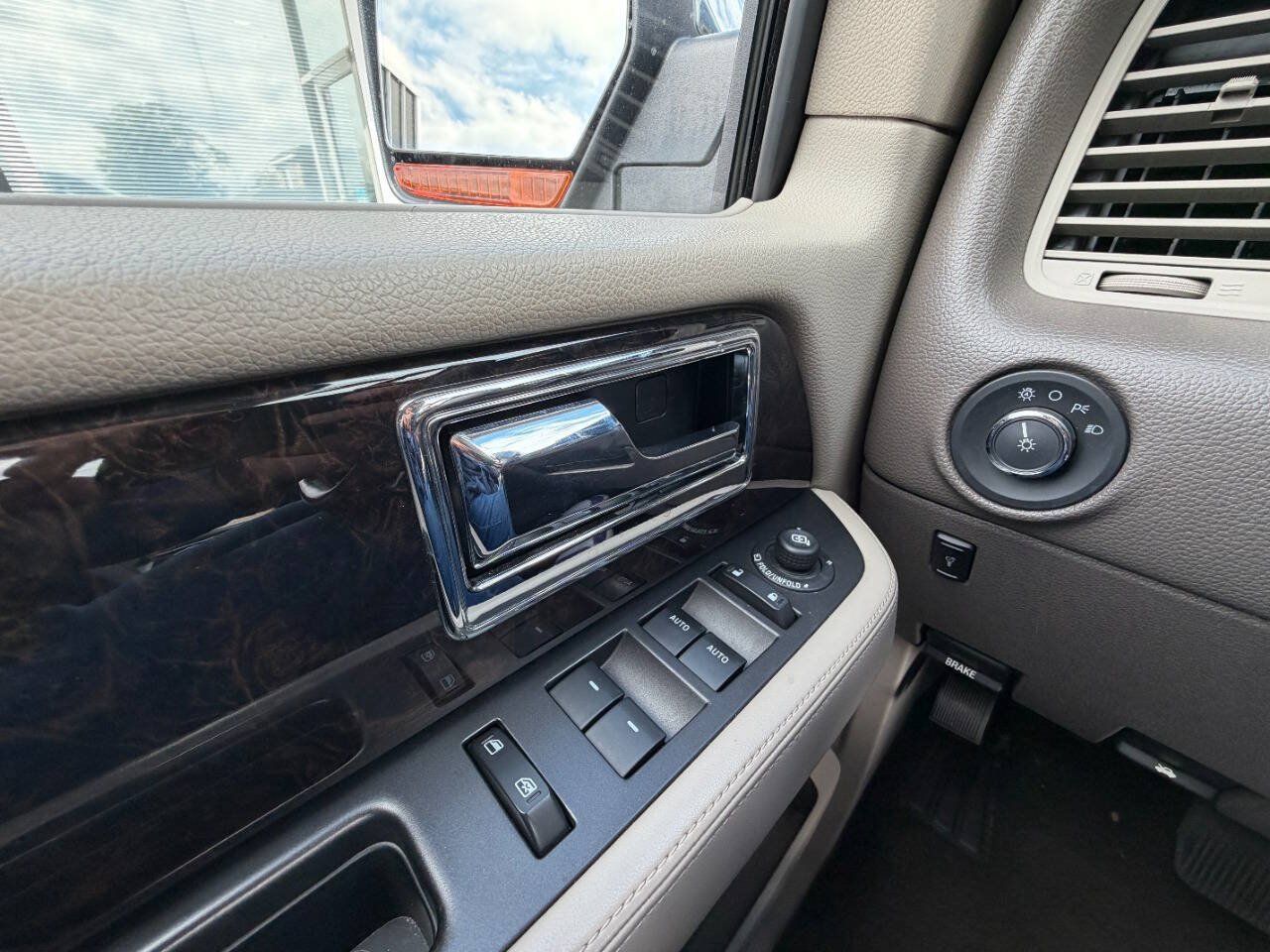 Used 2016 Lincoln Navigator Select RWD image 26