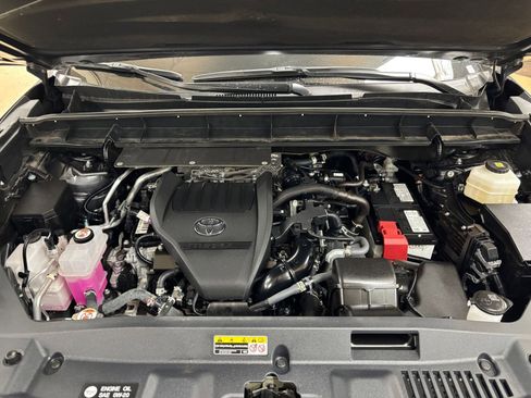 Used 2025 Toyota Highlander LE FWD image 34