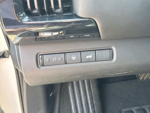 Used 2025 Nissan Pathfinder SV AWD/4WD image 25