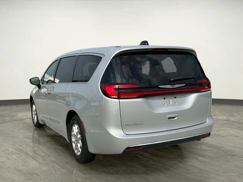 Used 2024 Chrysler Pacifica Touring-L image 5