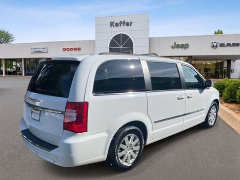Used 2014 Chrysler Town & Country Touring FWD image 6