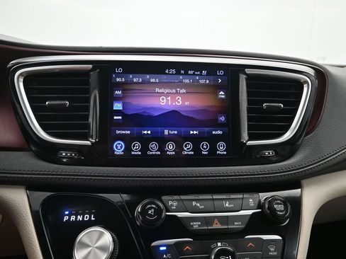 Used 2017 Chrysler Pacifica Limited w/ UConnect Theater Package FWD image 15