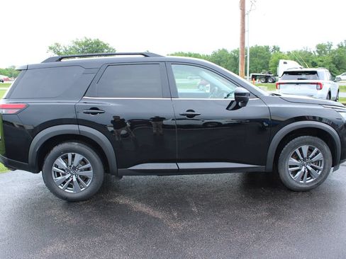 Used 2024 Nissan Pathfinder SV FWD image 13