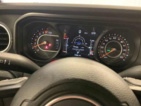 Used 2025 Jeep Gladiator Sport AWD/4WD image 2