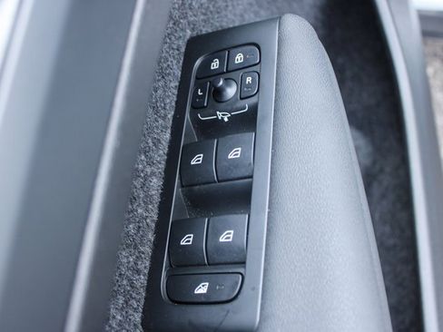 Used 2025 Volvo XC40 B5 Plus image 12