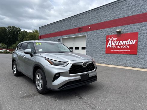 Certified 2024 Toyota Highlander LE AWD/4WD image 1