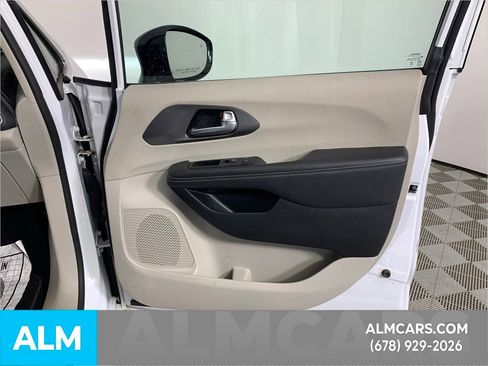 Used 2024 Chrysler Pacifica Select image 32