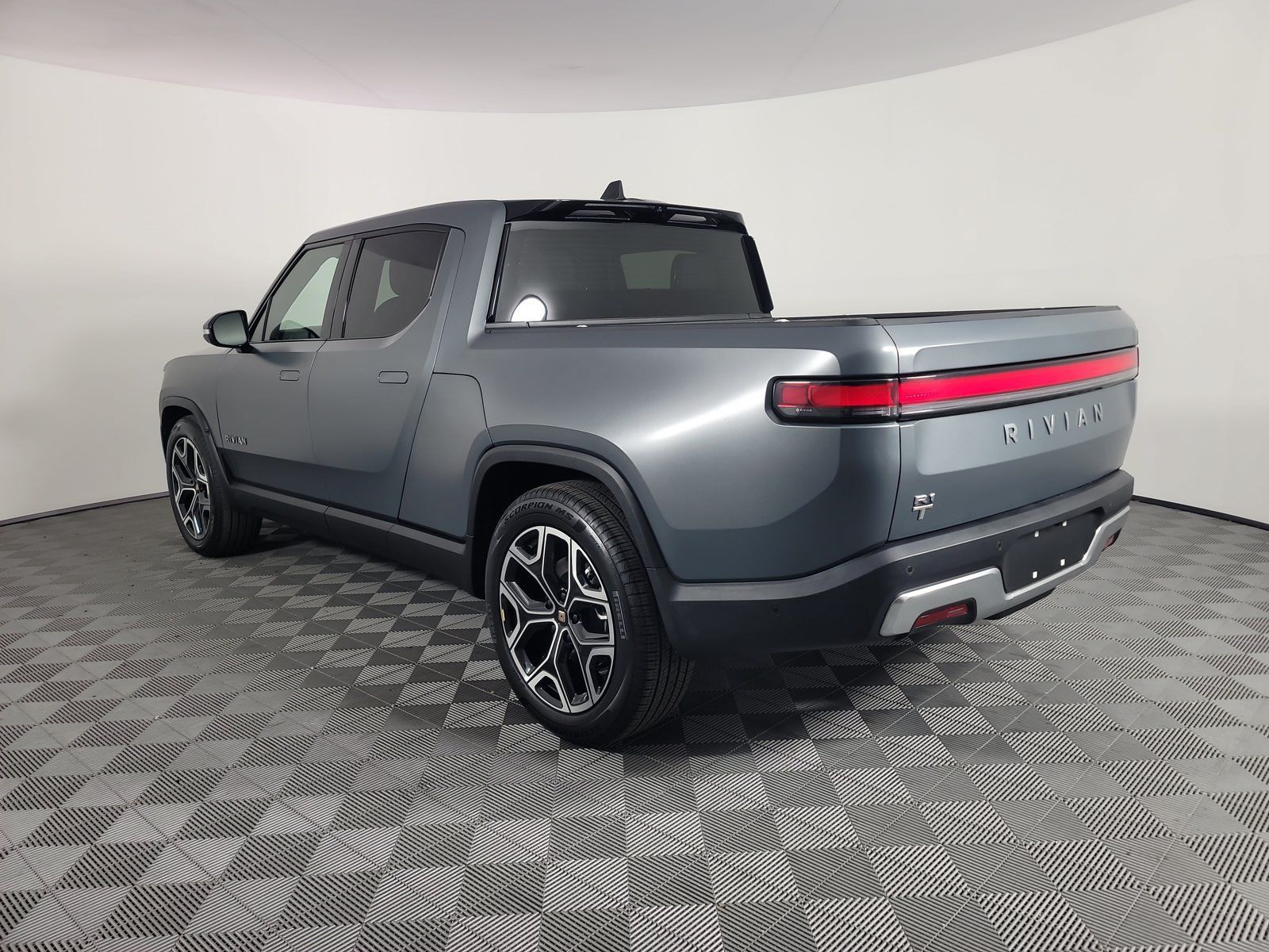 Used 2024 Rivian R1T Adventure Dual AWD/4WD image 3