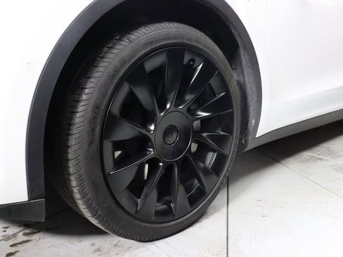 Used 2022 Tesla Model Y Long Range image 7
