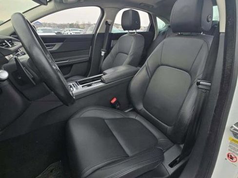 Used 2017 Jaguar XF Premium image 4