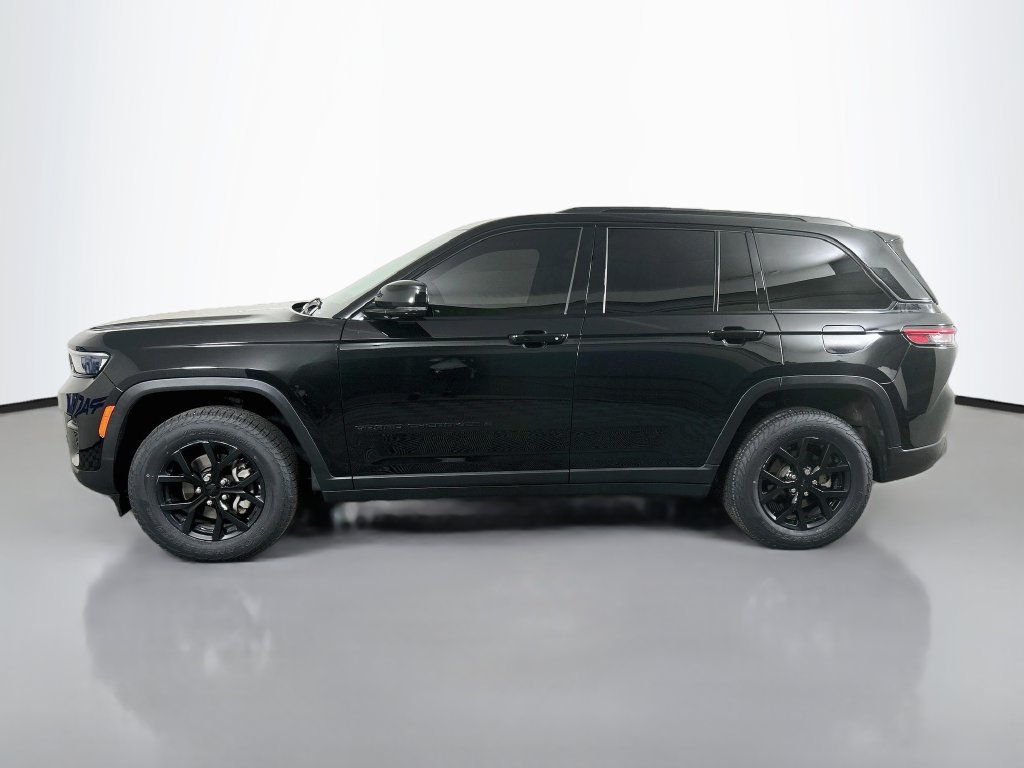 Used 2024 Jeep Grand Cherokee Altitude AWD/4WD image 4