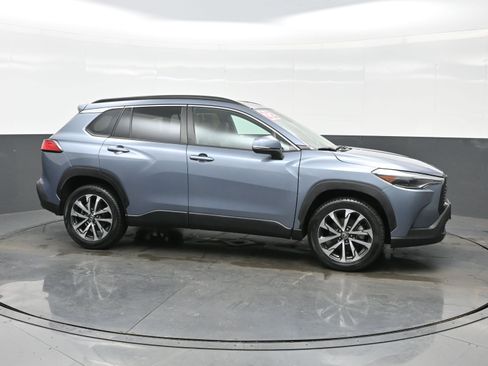 Used 2022 Toyota Corolla Cross XLE image 7