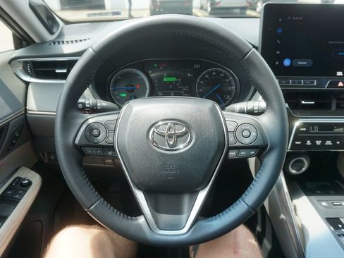 Certified 2024 Toyota Venza XLE AWD/4WD image 3