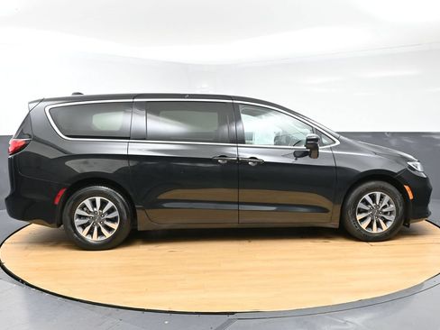 Used 2023 Chrysler Pacifica Touring-L FWD image 8