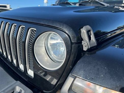 Used 2018 Jeep Wrangler Unlimited Sahara AWD/4WD image 10