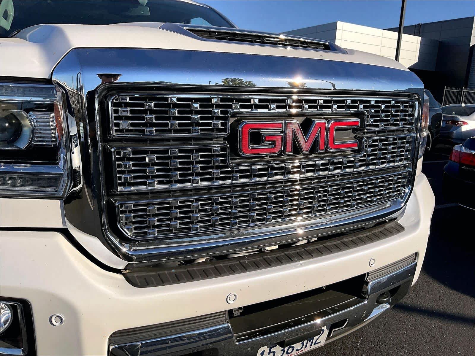 Used 2018 GMC Sierra 2500 Denali w/ Duramax Plus Package AWD/4WD image 32