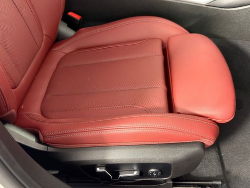 Certified 2025 BMW 330i Sedan image 32