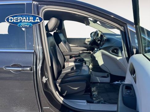 Used 2019 Chrysler Pacifica Touring-L image 19