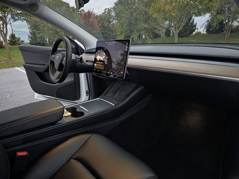 Used 2021 Tesla Model Y Long Range image 15