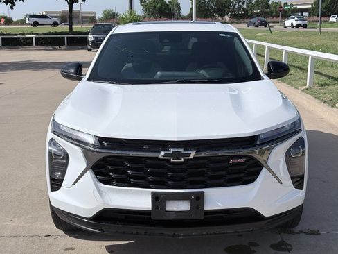 Used 2025 Chevrolet Trax RS w/ Sunroof Package FWD image 2