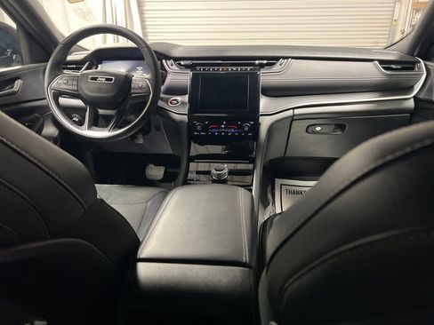 Used 2025 Jeep Grand Cherokee Altitude AWD/4WD image 14