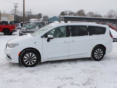 Used 2023 Chrysler Pacifica Limited image 6