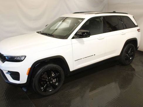 Used 2024 Jeep Grand Cherokee Altitude AWD/4WD image 2