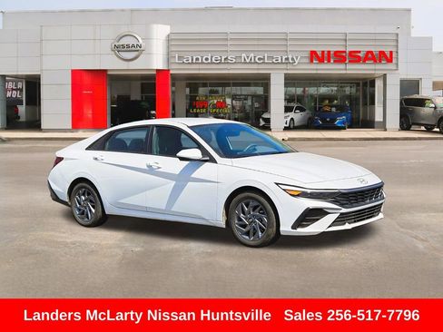 Used 2024 Hyundai Elantra SEL FWD image 1
