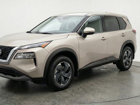 Used 2025 Nissan Rogue SV image 3