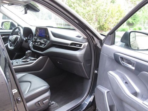 Used 2024 Toyota Highlander XLE AWD/4WD image 18