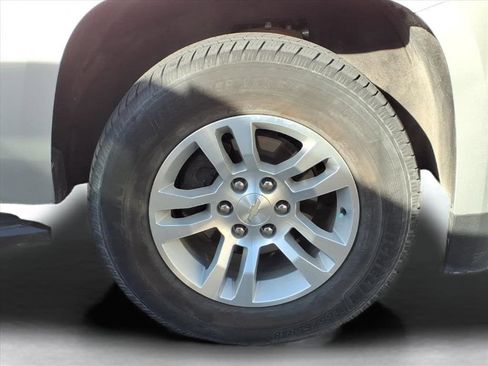 Used 2019 Chevrolet Suburban LT image 4