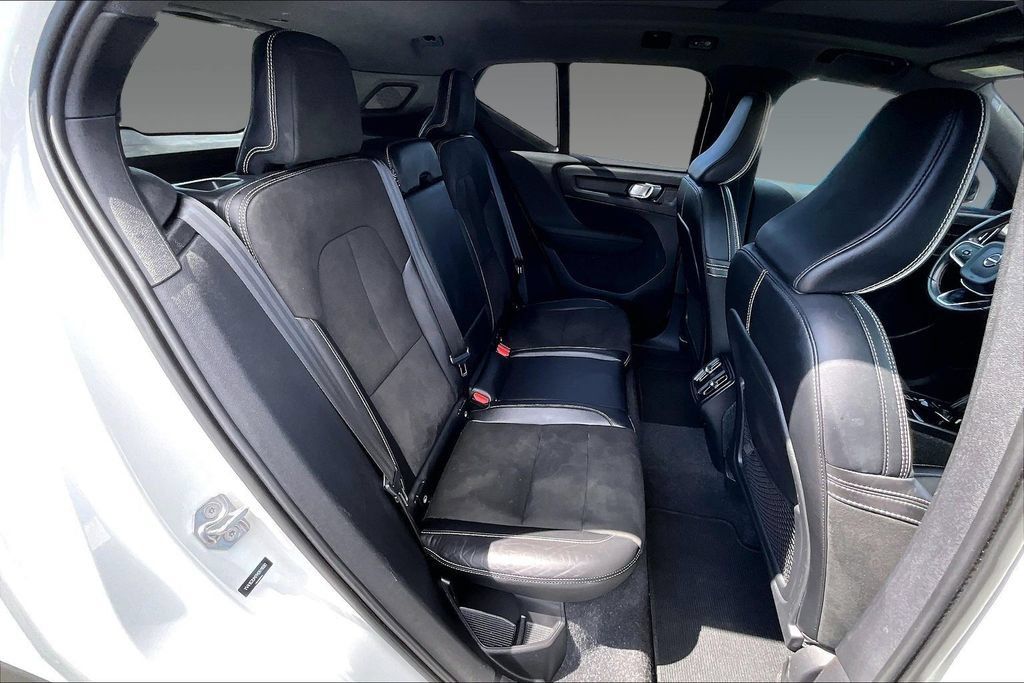 Used 2021 Volvo XC40 T5 R-Design w/ Advanced Package AWD/4WD image 16