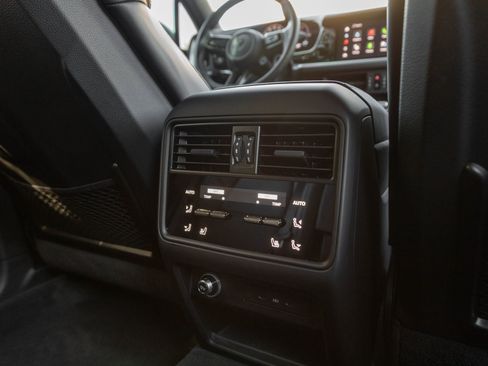 Used 2025 Porsche Cayenne Turbo image 28