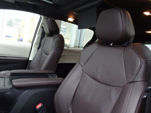 Used 2023 Toyota Sienna Platinum image 10