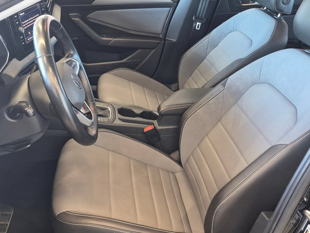 Used 2025 Volkswagen Jetta SE FWD image 15
