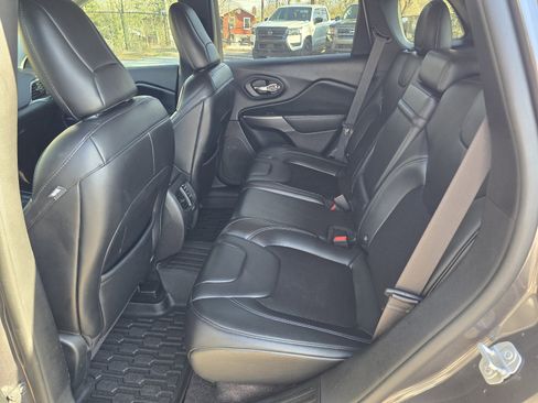 Used 2019 Jeep Cherokee Latitude Plus image 11