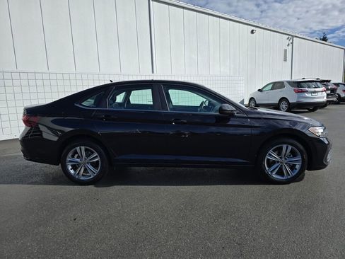 Used 2024 Volkswagen Jetta SE image 3