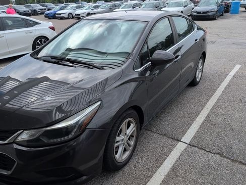 Used 2017 Chevrolet Cruze LT FWD image 4