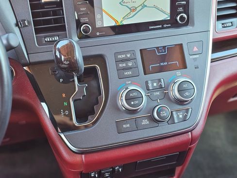 Used 2019 Toyota Sienna XLE w/ XLE Navigation Package FWD image 40