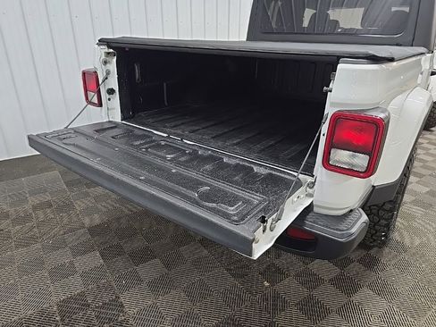 Used 2022 Jeep Gladiator Willys image 11