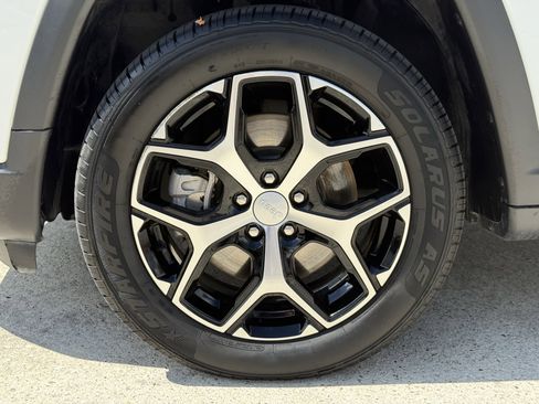 Used 2024 Jeep Compass Latitude image 12