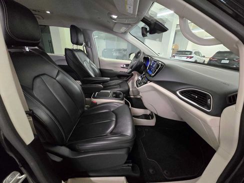 Used 2023 Chrysler Pacifica Touring-L FWD image 11